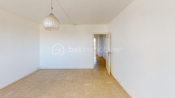 Situé au 4ᵉ étage avec ascenseur d’une résidence sécurisée et bien entretenue cet agréable appartement traversant offre un cadre de vie confortable et fonctionnel.

L’appartement se compose d’un séjour agréable offrant un bel espace de vie, d’une cuisine indépendante, de deux chambres, d’une salle d'eau, d’un WC séparé.
Une cave privative en sous-sol complète ce bien. 
La résidence dispose également d’un local vélo/poussette.

L’appartement bénéficie d’un bon confort thermique grâce aux travaux réalisés dans la résidence, notamment le ravalement avec isolation extérieure.

Les radiateurs ont été remplacés, améliorant le confort de chauffage au quotidien.
Les fenêtres en PVC double vitrage avec volets roulants aluminium participent également à une bonne isolation du logement.

Chauffage & eau chaude
Chauffage collectif raccordé à un réseau de chaleur urbain, compris dans les charges de copropriété.
Eau chaude individuelle assurée par un ballon électrique à accumulation de 250 litres situé dans la salle d’eau.

Informations copropriété

Charges de copropriété : environ 160 €/mois (soit environ 1 920 €/an pour 2025).
Ces charges comprennent :
le chauffage collectif,
l’entretien des parties communes et des espaces verts,
l’ascenseur,
les services d’un gardien,
l’électricité des parties communes,

Un appartement idéal pour un premier achat ou un investissement locatif, situé dans une résidence agréable et bien entretenue à Orléans.