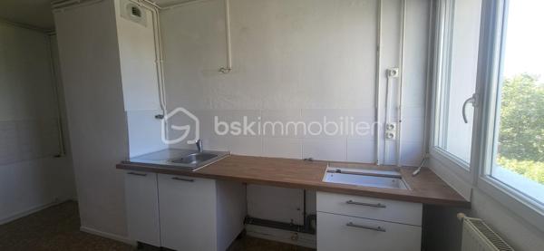 Situé au 4ᵉ étage avec ascenseur d’une résidence sécurisée et bien entretenue cet agréable appartement traversant offre un cadre de vie confortable et fonctionnel.

L’appartement se compose d’un séjour agréable offrant un bel espace de vie, d’une cuisine indépendante, de deux chambres, d’une salle d'eau, d’un WC séparé.
Une cave privative en sous-sol complète ce bien. 
La résidence dispose également d’un local vélo/poussette.

L’appartement bénéficie d’un bon confort thermique grâce aux travaux réalisés dans la résidence, notamment le ravalement avec isolation extérieure.

Les radiateurs ont été remplacés, améliorant le confort de chauffage au quotidien.
Les fenêtres en PVC double vitrage avec volets roulants aluminium participent également à une bonne isolation du logement.

Chauffage & eau chaude
Chauffage collectif raccordé à un réseau de chaleur urbain, compris dans les charges de copropriété.
Eau chaude individuelle assurée par un ballon électrique à accumulation de 250 litres situé dans la salle d’eau.

Informations copropriété

Charges de copropriété : environ 160 €/mois (soit environ 1 920 €/an pour 2025).
Ces charges comprennent :
le chauffage collectif,
l’entretien des parties communes et des espaces verts,
l’ascenseur,
les services d’un gardien,
l’électricité des parties communes,

Un appartement idéal pour un premier achat ou un investissement locatif, situé dans une résidence agréable et bien entretenue à Orléans.