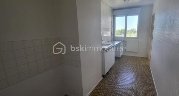 Situé au 4ᵉ étage avec ascenseur d’une résidence sécurisée et bien entretenue cet agréable appartement traversant offre un cadre de vie confortable et fonctionnel.

L’appartement se compose d’un séjour agréable offrant un bel espace de vie, d’une cuisine indépendante, de deux chambres, d’une salle d'eau, d’un WC séparé.
Une cave privative en sous-sol complète ce bien. 
La résidence dispose également d’un local vélo/poussette.

L’appartement bénéficie d’un bon confort thermique grâce aux travaux réalisés dans la résidence, notamment le ravalement avec isolation extérieure.

Les radiateurs ont été remplacés, améliorant le confort de chauffage au quotidien.
Les fenêtres en PVC double vitrage avec volets roulants aluminium participent également à une bonne isolation du logement.

Chauffage & eau chaude
Chauffage collectif raccordé à un réseau de chaleur urbain, compris dans les charges de copropriété.
Eau chaude individuelle assurée par un ballon électrique à accumulation de 250 litres situé dans la salle d’eau.

Informations copropriété

Charges de copropriété : environ 160 €/mois (soit environ 1 920 €/an pour 2025).
Ces charges comprennent :
le chauffage collectif,
l’entretien des parties communes et des espaces verts,
l’ascenseur,
les services d’un gardien,
l’électricité des parties communes,

Un appartement idéal pour un premier achat ou un investissement locatif, situé dans une résidence agréable et bien entretenue à Orléans.