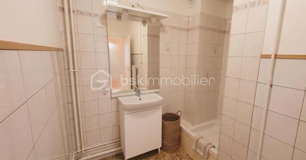 Situé au 4ᵉ étage avec ascenseur d’une résidence sécurisée et bien entretenue cet agréable appartement traversant offre un cadre de vie confortable et fonctionnel.

L’appartement se compose d’un séjour agréable offrant un bel espace de vie, d’une cuisine indépendante, de deux chambres, d’une salle d'eau, d’un WC séparé.
Une cave privative en sous-sol complète ce bien. 
La résidence dispose également d’un local vélo/poussette.

L’appartement bénéficie d’un bon confort thermique grâce aux travaux réalisés dans la résidence, notamment le ravalement avec isolation extérieure.

Les radiateurs ont été remplacés, améliorant le confort de chauffage au quotidien.
Les fenêtres en PVC double vitrage avec volets roulants aluminium participent également à une bonne isolation du logement.

Chauffage & eau chaude
Chauffage collectif raccordé à un réseau de chaleur urbain, compris dans les charges de copropriété.
Eau chaude individuelle assurée par un ballon électrique à accumulation de 250 litres situé dans la salle d’eau.

Informations copropriété

Charges de copropriété : environ 160 €/mois (soit environ 1 920 €/an pour 2025).
Ces charges comprennent :
le chauffage collectif,
l’entretien des parties communes et des espaces verts,
l’ascenseur,
les services d’un gardien,
l’électricité des parties communes,

Un appartement idéal pour un premier achat ou un investissement locatif, situé dans une résidence agréable et bien entretenue à Orléans.