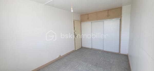 Situé au 4ᵉ étage avec ascenseur d’une résidence sécurisée et bien entretenue cet agréable appartement traversant offre un cadre de vie confortable et fonctionnel.

L’appartement se compose d’un séjour agréable offrant un bel espace de vie, d’une cuisine indépendante, de deux chambres, d’une salle d'eau, d’un WC séparé.
Une cave privative en sous-sol complète ce bien. 
La résidence dispose également d’un local vélo/poussette.

L’appartement bénéficie d’un bon confort thermique grâce aux travaux réalisés dans la résidence, notamment le ravalement avec isolation extérieure.

Les radiateurs ont été remplacés, améliorant le confort de chauffage au quotidien.
Les fenêtres en PVC double vitrage avec volets roulants aluminium participent également à une bonne isolation du logement.

Chauffage & eau chaude
Chauffage collectif raccordé à un réseau de chaleur urbain, compris dans les charges de copropriété.
Eau chaude individuelle assurée par un ballon électrique à accumulation de 250 litres situé dans la salle d’eau.

Informations copropriété

Charges de copropriété : environ 160 €/mois (soit environ 1 920 €/an pour 2025).
Ces charges comprennent :
le chauffage collectif,
l’entretien des parties communes et des espaces verts,
l’ascenseur,
les services d’un gardien,
l’électricité des parties communes,

Un appartement idéal pour un premier achat ou un investissement locatif, situé dans une résidence agréable et bien entretenue à Orléans.