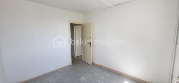 Situé au 4ᵉ étage avec ascenseur d’une résidence sécurisée et bien entretenue cet agréable appartement traversant offre un cadre de vie confortable et fonctionnel.

L’appartement se compose d’un séjour agréable offrant un bel espace de vie, d’une cuisine indépendante, de deux chambres, d’une salle d'eau, d’un WC séparé.
Une cave privative en sous-sol complète ce bien. 
La résidence dispose également d’un local vélo/poussette.

L’appartement bénéficie d’un bon confort thermique grâce aux travaux réalisés dans la résidence, notamment le ravalement avec isolation extérieure.

Les radiateurs ont été remplacés, améliorant le confort de chauffage au quotidien.
Les fenêtres en PVC double vitrage avec volets roulants aluminium participent également à une bonne isolation du logement.

Chauffage & eau chaude
Chauffage collectif raccordé à un réseau de chaleur urbain, compris dans les charges de copropriété.
Eau chaude individuelle assurée par un ballon électrique à accumulation de 250 litres situé dans la salle d’eau.

Informations copropriété

Charges de copropriété : environ 160 €/mois (soit environ 1 920 €/an pour 2025).
Ces charges comprennent :
le chauffage collectif,
l’entretien des parties communes et des espaces verts,
l’ascenseur,
les services d’un gardien,
l’électricité des parties communes,

Un appartement idéal pour un premier achat ou un investissement locatif, situé dans une résidence agréable et bien entretenue à Orléans.