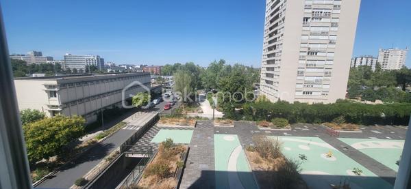 Situé au 4ᵉ étage avec ascenseur d’une résidence sécurisée et bien entretenue cet agréable appartement traversant offre un cadre de vie confortable et fonctionnel.

L’appartement se compose d’un séjour agréable offrant un bel espace de vie, d’une cuisine indépendante, de deux chambres, d’une salle d'eau, d’un WC séparé.
Une cave privative en sous-sol complète ce bien. 
La résidence dispose également d’un local vélo/poussette.

L’appartement bénéficie d’un bon confort thermique grâce aux travaux réalisés dans la résidence, notamment le ravalement avec isolation extérieure.

Les radiateurs ont été remplacés, améliorant le confort de chauffage au quotidien.
Les fenêtres en PVC double vitrage avec volets roulants aluminium participent également à une bonne isolation du logement.

Chauffage & eau chaude
Chauffage collectif raccordé à un réseau de chaleur urbain, compris dans les charges de copropriété.
Eau chaude individuelle assurée par un ballon électrique à accumulation de 250 litres situé dans la salle d’eau.

Informations copropriété

Charges de copropriété : environ 160 €/mois (soit environ 1 920 €/an pour 2025).
Ces charges comprennent :
le chauffage collectif,
l’entretien des parties communes et des espaces verts,
l’ascenseur,
les services d’un gardien,
l’électricité des parties communes,

Un appartement idéal pour un premier achat ou un investissement locatif, situé dans une résidence agréable et bien entretenue à Orléans.