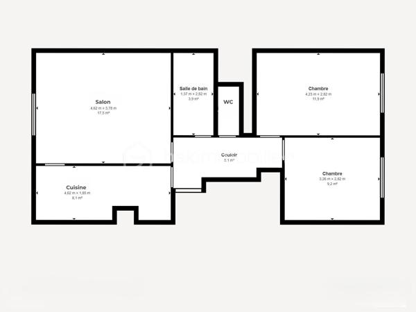 Situé au 4ᵉ étage avec ascenseur d’une résidence sécurisée et bien entretenue cet agréable appartement traversant offre un cadre de vie confortable et fonctionnel.

L’appartement se compose d’un séjour agréable offrant un bel espace de vie, d’une cuisine indépendante, de deux chambres, d’une salle d'eau, d’un WC séparé.
Une cave privative en sous-sol complète ce bien. 
La résidence dispose également d’un local vélo/poussette.

L’appartement bénéficie d’un bon confort thermique grâce aux travaux réalisés dans la résidence, notamment le ravalement avec isolation extérieure.

Les radiateurs ont été remplacés, améliorant le confort de chauffage au quotidien.
Les fenêtres en PVC double vitrage avec volets roulants aluminium participent également à une bonne isolation du logement.

Chauffage & eau chaude
Chauffage collectif raccordé à un réseau de chaleur urbain, compris dans les charges de copropriété.
Eau chaude individuelle assurée par un ballon électrique à accumulation de 250 litres situé dans la salle d’eau.

Informations copropriété

Charges de copropriété : environ 160 €/mois (soit environ 1 920 €/an pour 2025).
Ces charges comprennent :
le chauffage collectif,
l’entretien des parties communes et des espaces verts,
l’ascenseur,
les services d’un gardien,
l’électricité des parties communes,

Un appartement idéal pour un premier achat ou un investissement locatif, situé dans une résidence agréable et bien entretenue à Orléans.