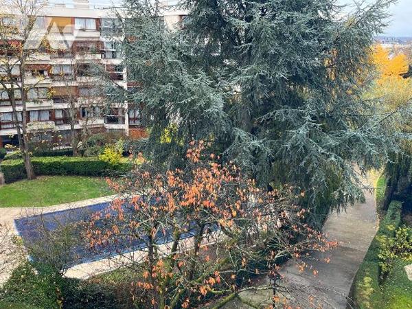 La SAS R&R Notaires vous propose en exclusivité un appartement de 4 pièces situé au Chesnay-Roc...