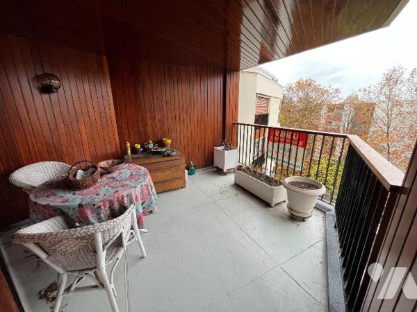 La SAS R&R Notaires vous propose en exclusivité un appartement de 4 pièces situé au Chesnay-Roc...