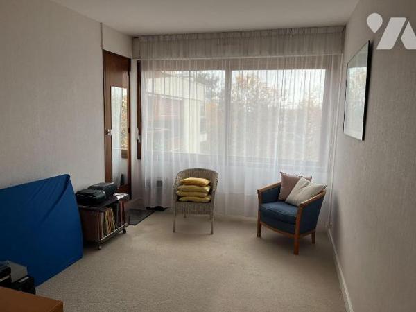 La SAS R&R Notaires vous propose en exclusivité un appartement de 4 pièces situé au Chesnay-Roc...