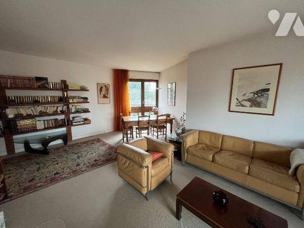 La SAS R&R Notaires vous propose en exclusivité un appartement de 4 pièces situé au Chesnay-Roc...