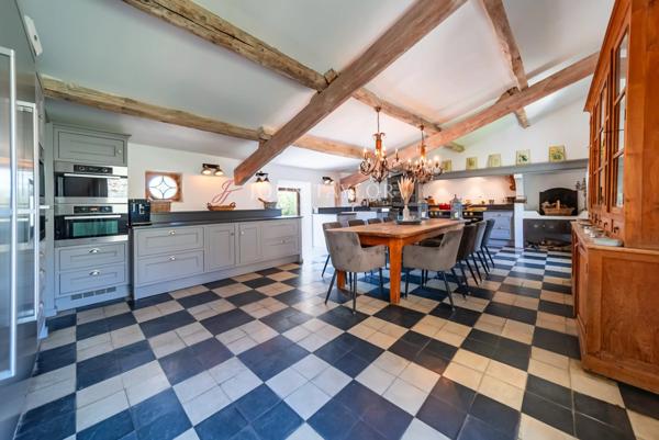 Vente Domaine de Prestige à L'Isle-sur-la-Sorgue | Hameau en Pierre du XVIIIe Siècle avec Vue Panoramique