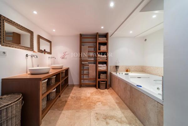 Vente Domaine de Prestige à L'Isle-sur-la-Sorgue | Hameau en Pierre du XVIIIe Siècle avec Vue Panoramique