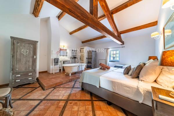 Vente Domaine de Prestige à L'Isle-sur-la-Sorgue | Hameau en Pierre du XVIIIe Siècle avec Vue Panoramique