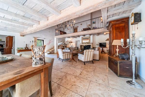 Vente Domaine de Prestige à L'Isle-sur-la-Sorgue | Hameau en Pierre du XVIIIe Siècle avec Vue Panoramique