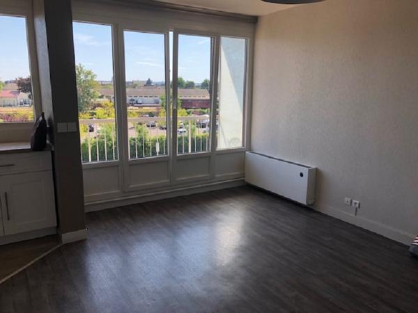 Studio entièrement rénové de 28 m² proche gare de sen