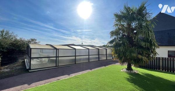  A VENDRE, sur un terrain de près de 3 000 m², une maison contemporaine comprenant au rez-de-ch...