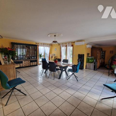  A VENDRE, sur un terrain de près de 3 000 m², une maison contemporaine comprenant au rez-de-ch...