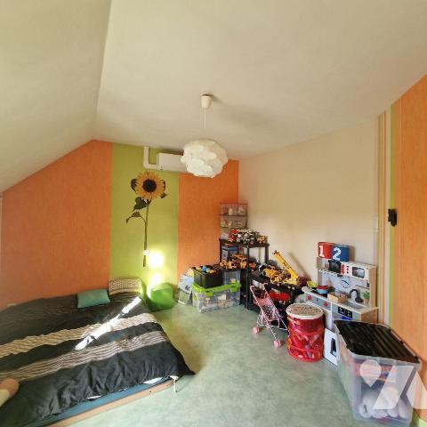  A VENDRE, sur un terrain de près de 3 000 m², une maison contemporaine comprenant au rez-de-ch...