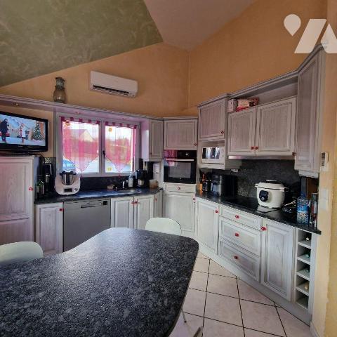  A VENDRE, sur un terrain de près de 3 000 m², une maison contemporaine comprenant au rez-de-ch...