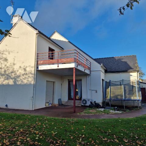  A VENDRE, sur un terrain de près de 3 000 m², une maison contemporaine comprenant au rez-de-ch...