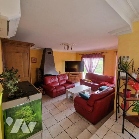  A VENDRE, sur un terrain de près de 3 000 m², une maison contemporaine comprenant au rez-de-ch...