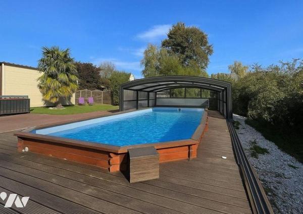  A VENDRE, sur un terrain de près de 3 000 m², une maison contemporaine comprenant au rez-de-ch...