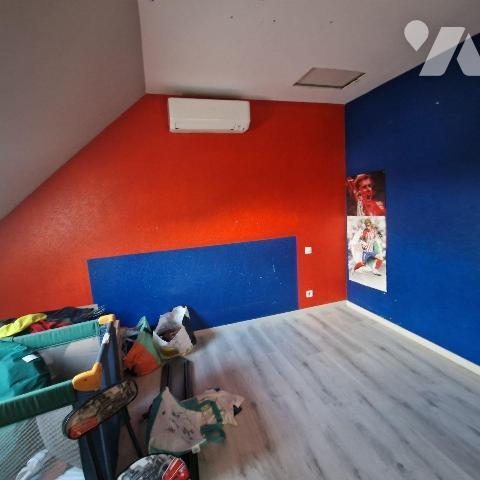  A VENDRE, sur un terrain de près de 3 000 m², une maison contemporaine comprenant au rez-de-ch...