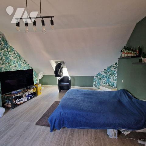  A VENDRE, sur un terrain de près de 3 000 m², une maison contemporaine comprenant au rez-de-ch...