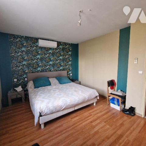  A VENDRE, sur un terrain de près de 3 000 m², une maison contemporaine comprenant au rez-de-ch...