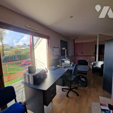  A VENDRE, sur un terrain de près de 3 000 m², une maison contemporaine comprenant au rez-de-ch...