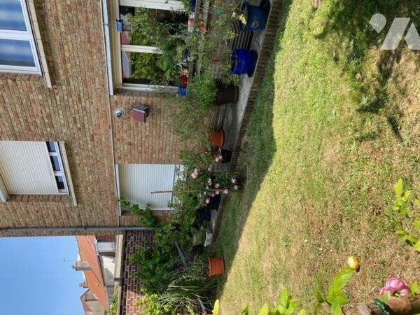 Maison semi-mitoyenne rénovée et garage