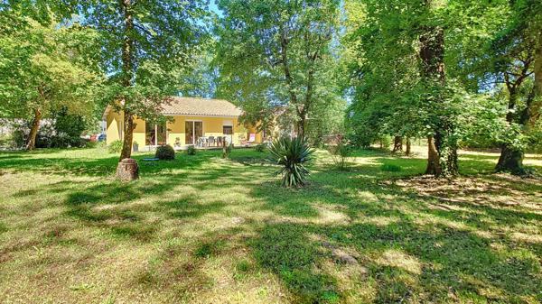A vendre jolie maison de plain pieds, 2 chambres avec jardin et dépendances