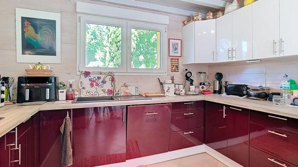 A vendre jolie maison de plain pieds, 2 chambres avec jardin et dépendances