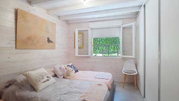 A vendre jolie maison de plain pieds, 2 chambres avec jardin et dépendances