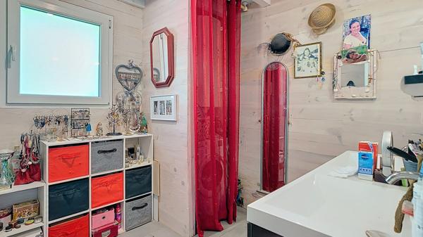 A vendre jolie maison de plain pieds, 2 chambres avec jardin et dépendances