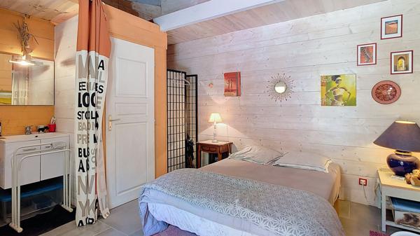 A vendre jolie maison de plain pieds, 2 chambres avec jardin et dépendances