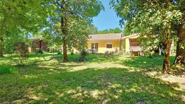 A vendre jolie maison de plain pieds, 2 chambres avec jardin et dépendances