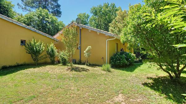 A vendre jolie maison de plain pieds, 2 chambres avec jardin et dépendances