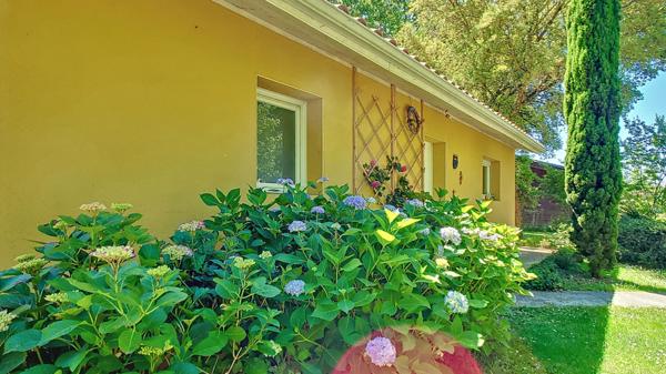 A vendre jolie maison de plain pieds, 2 chambres avec jardin et dépendances