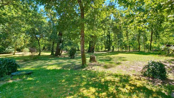 A vendre jolie maison de plain pieds, 2 chambres avec jardin et dépendances