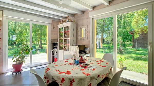 A vendre jolie maison de plain pieds, 2 chambres avec jardin et dépendances