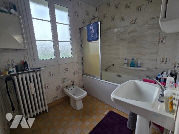 A 10mn d'YVETOT, maison d'~102m², sur un terrain ~835m², 4 chambres, garage, bâtiment.