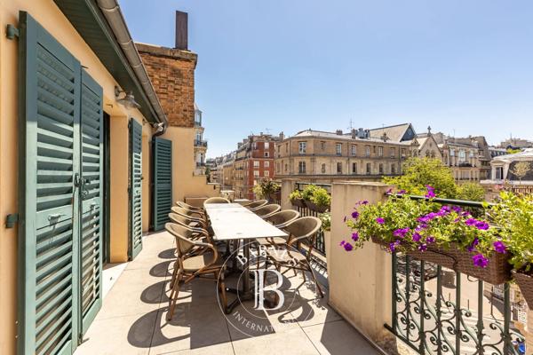 Paris 17ème, Hôtel particulier 6 Chambres -  298 m² à vendre