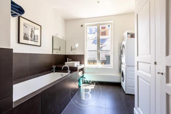 Paris 17ème, Hôtel particulier 6 Chambres -  298 m² à vendre