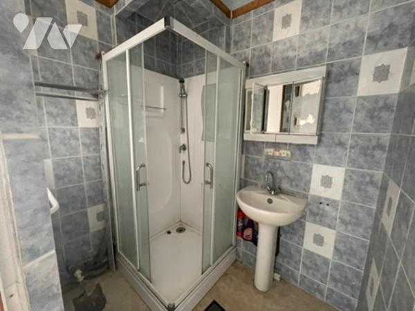 UNE MAISON A USAGE D'HABITATION