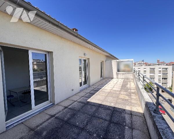 Gerland, appartement terrasse T2 bis de 51,50 m² avec 42 m² de terrasse, cave et garage fermé.