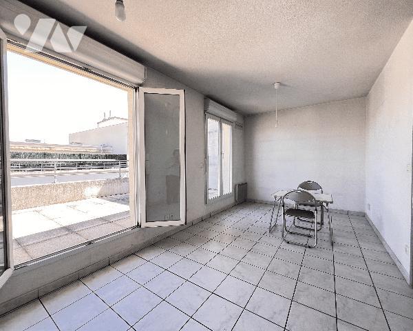 Gerland, appartement terrasse T2 bis de 51,50 m² avec 42 m² de terrasse, cave et garage fermé.