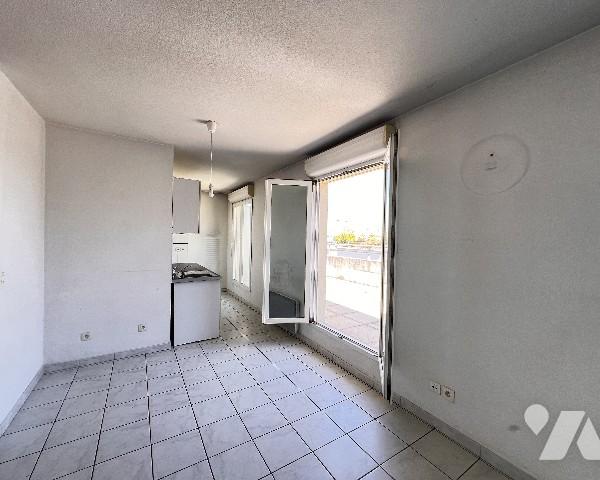 Gerland, appartement terrasse T2 bis de 51,50 m² avec 42 m² de terrasse, cave et garage fermé.