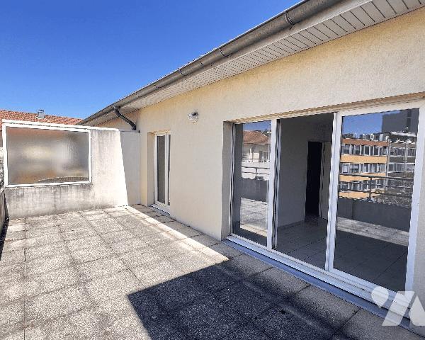 Gerland, appartement terrasse T2 bis de 51,50 m² avec 42 m² de terrasse, cave et garage fermé.