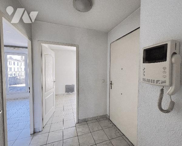 Gerland, appartement terrasse T2 bis de 51,50 m² avec 42 m² de terrasse, cave et garage fermé.