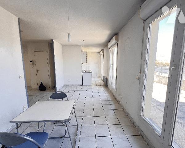 Gerland, appartement terrasse T2 bis de 51,50 m² avec 42 m² de terrasse, cave et garage fermé.