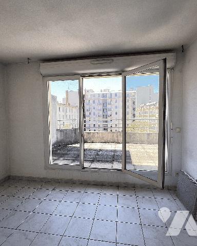 Gerland, appartement terrasse T2 bis de 51,50 m² avec 42 m² de terrasse, cave et garage fermé.